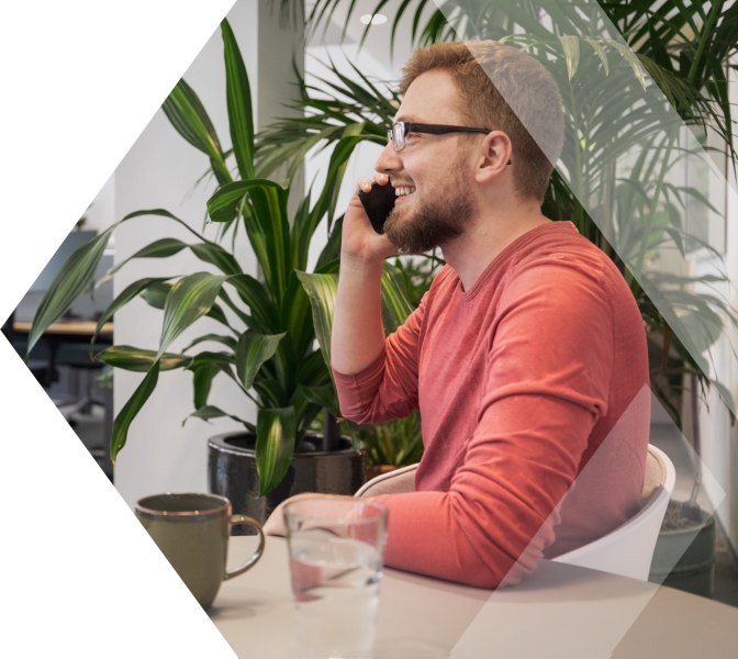 Ein IT Xperte der HXS telefoniert an einem Tisch mit Getränken