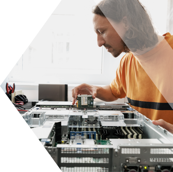 Ein IT Xperte der HXS setzt eine Firewall zusammen