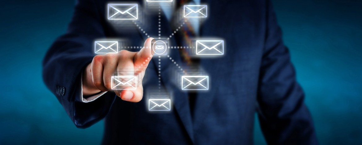 Ein Mann tippt auf ein digitales Symbol, das mit einer Vielzahl an Email Symbolen verbunden ist